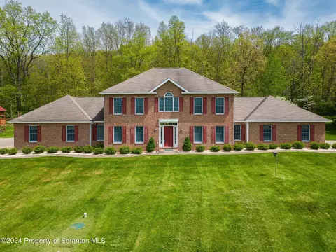 9 Meadowood Dr, Tunkhannock, PA 18657