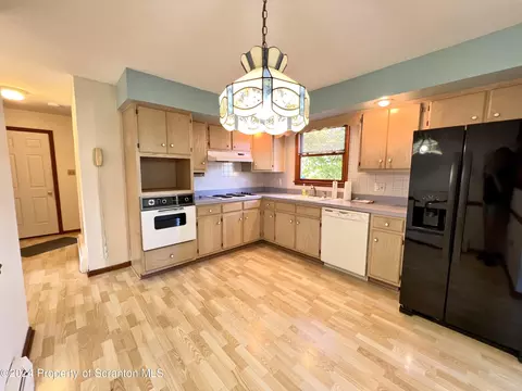 906 Sunset Dr, Olyphant, PA 18447 photo 10
