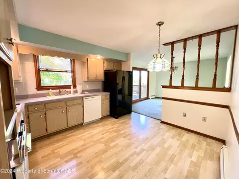 906 Sunset Dr, Olyphant, PA 18447 photo 9