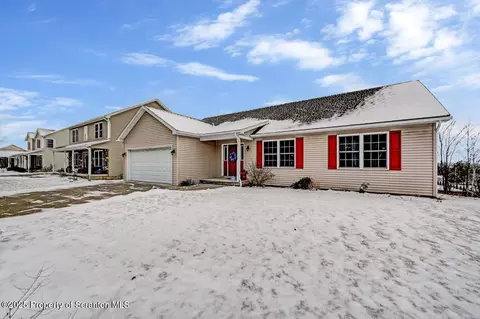 520 Wisteria Dr, Moosic, PA 18507