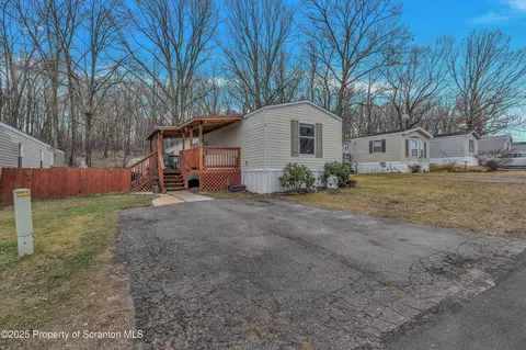 8 Joyce St, Moosic, PA 18507 photo 2