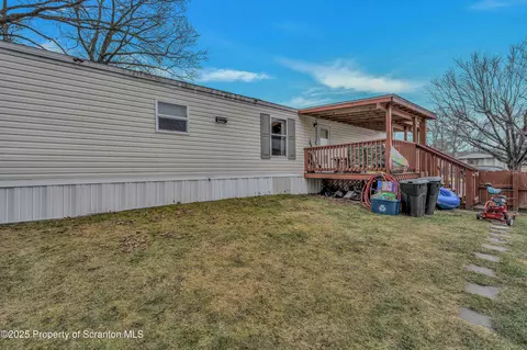 8 Joyce St, Moosic, PA 18507 photo 4