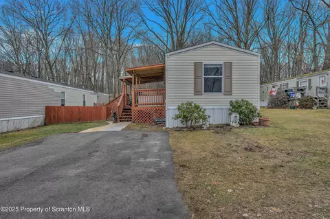 8 Joyce St, Moosic, PA 18507