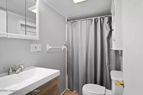 Bath - 512 Delaware Ave, Olyphant, PA 18447 photo 5 of 6