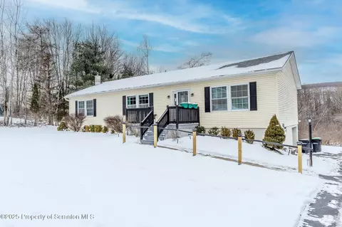 29 Rockwell Ln, Waymart, PA 18472
