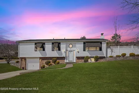 30 Flora Dr, Peckville, PA 18452