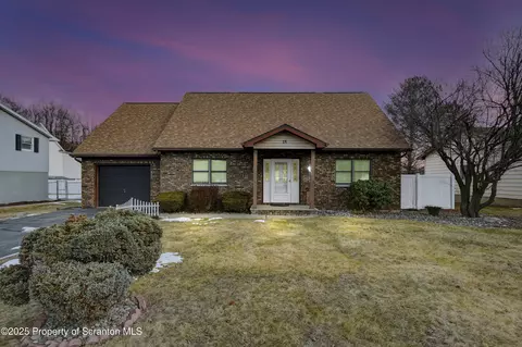 15 Marion Cir, Throop, PA 18512