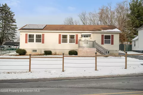 400 Oleckna St, Throop, PA 18512