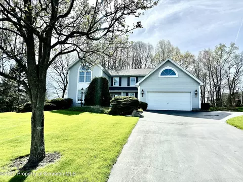 106 Oak Hill Dr, Archbald, PA 18403