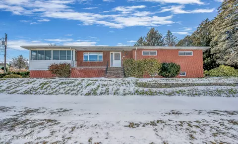 318 Carnation Dr, Clarks Summit, PA 18411