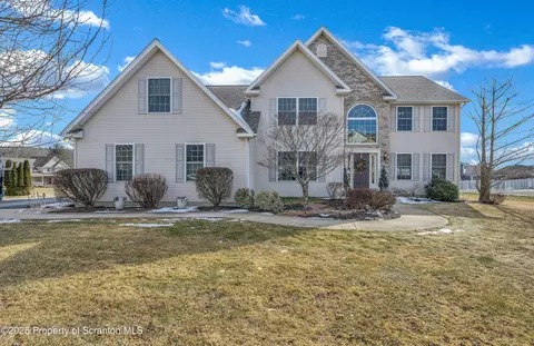 821 Saddle Loop Rd, South Abington, PA 18411
