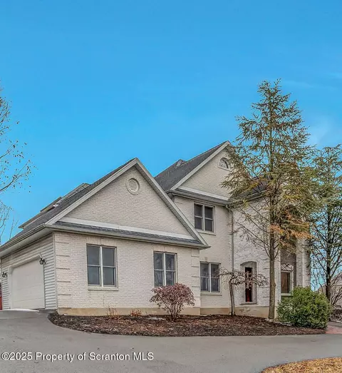 20 Creekside Dr, Wilkes-barre, PA 18702