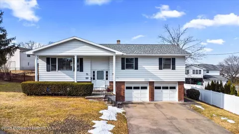 806 School St, Moosic, PA 18507
