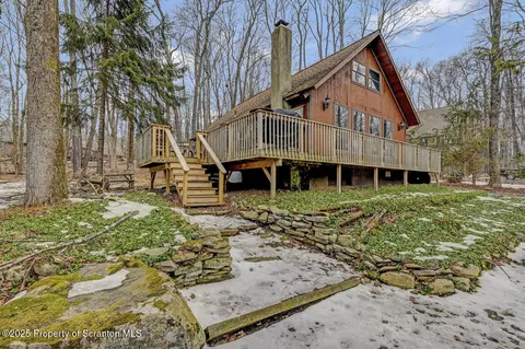 19 Sheffick Dr, Gouldsboro, PA 18424