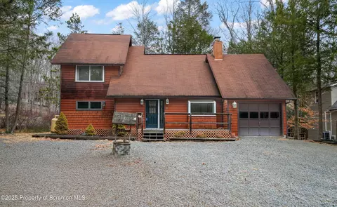 1062 Red Hawk Dr, Lake Ariel, PA 18436