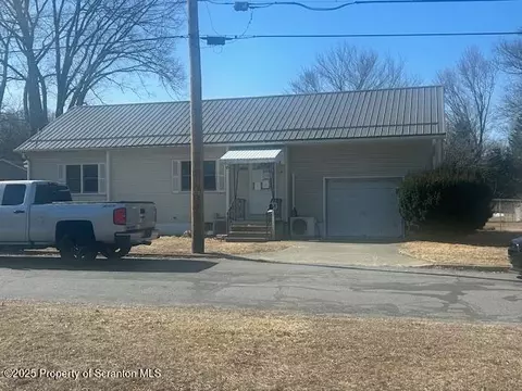 826 Woodlawn Ave, Moosic, PA 18507