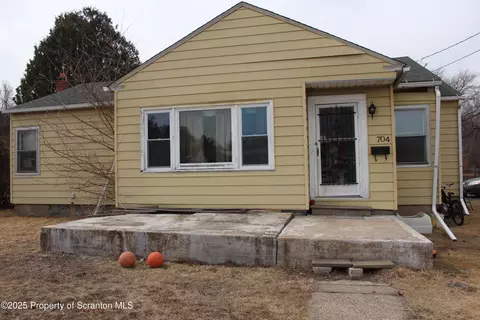 704 Edgebrook Dr, Moosic, PA 18507