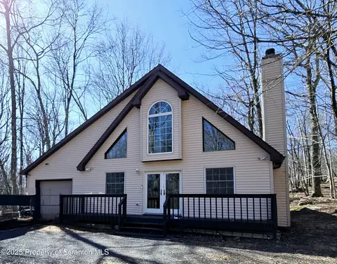 365 Gold Finch Rd, Bushkill, PA 18324