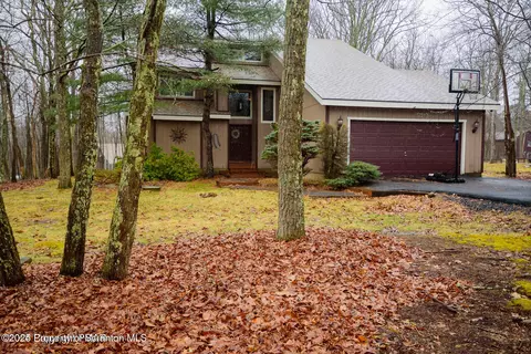 256 Oakenshield Dr, Bushkill, PA 18371