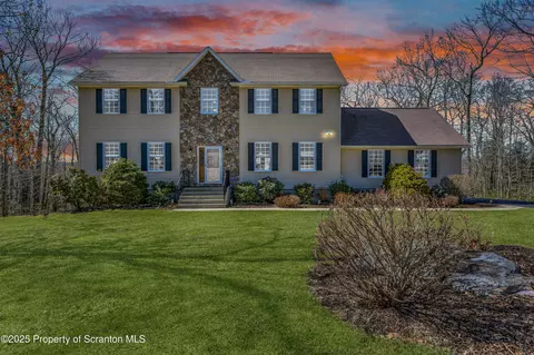 102 Woodland Dr, Jefferson Twp, PA 18436