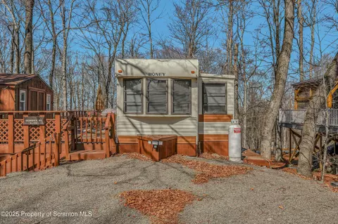 122 Tennis Ter, Covington Twp, PA 18424