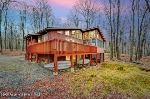120 Lc Larsen Dr, Gouldsboro, PA 18424