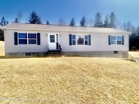122 Porter Dr, Clifford Township, PA 18421