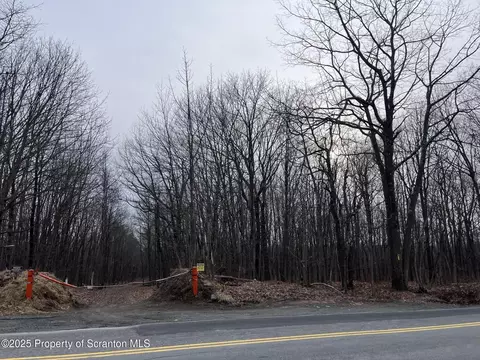Valley View Ct, Carbondale, PA 18407