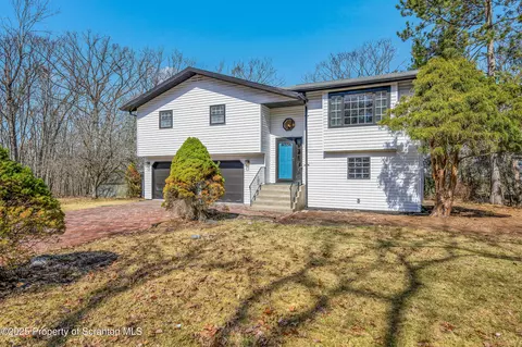 340 Mountain Oaks Dr, Wilkes Barre, PA 18706