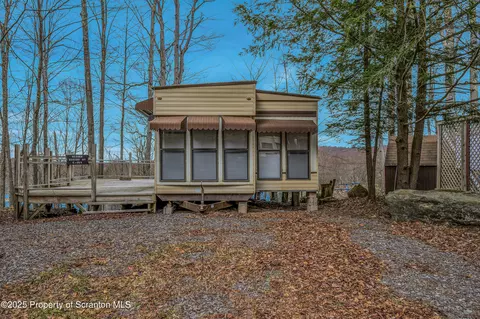 264 Thoroughbred Ter, Covington Twp, PA 18424