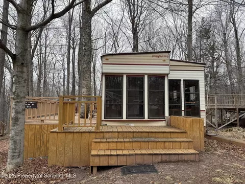 852 Gray Squirrel Ct, Covington Twp, PA 18424