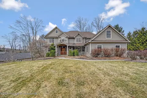 1215 Huntington Ln, Dalton, PA 18414