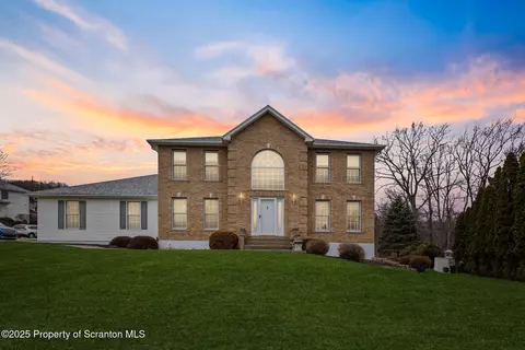18 Oakwood Dr, Scranton, PA 18504