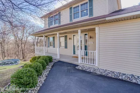 1042 W Oak St, Old Forge, PA 18518