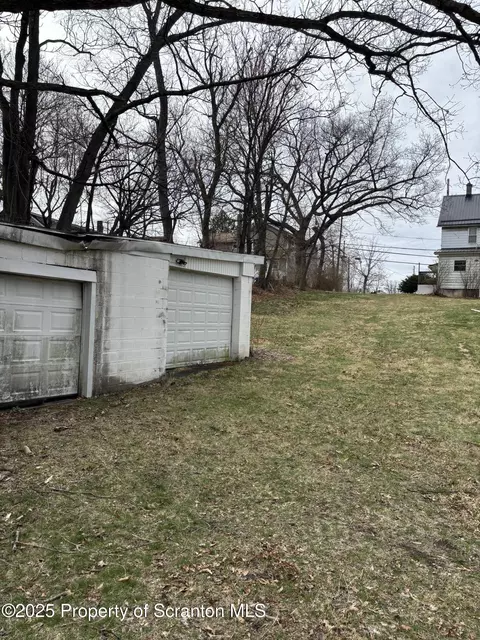 529 Spring St, Moosic, PA 18507 photo 4