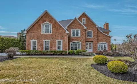 314 Glenmaura Dr, Moosic, PA 18507