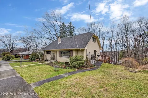 7 Cross Dr, Scranton, PA 18505