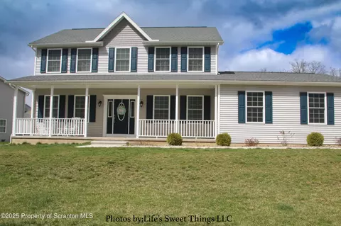 525 Poppy Ln, Moosic, PA 18507