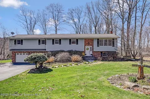 135 Columbus Cir, Clarks Summit, PA 18411