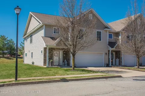 224 Shadow Wood Cir, Archbald, PA 18403