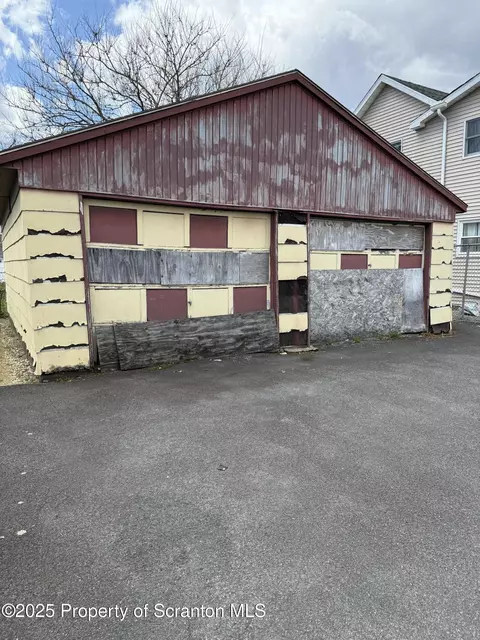 10 Hawk Pl, Scranton, PA 18508 photo 2