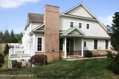 2201 Robinson Close, Moosic, PA 18507