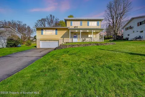 4 Leslie Dr, Scranton, PA 18505