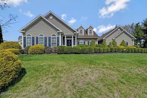 1015 Circle Green Dr, South Abington, PA 18411