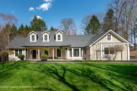 9 Valley View Dr, Factoryville, PA 18419