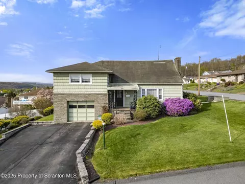 817 Miles Ave, Dickson City, PA 18447