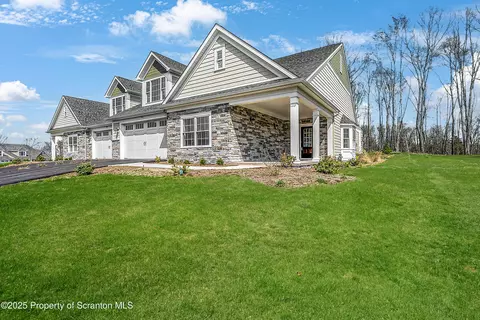 206 Oak Hill Cir, Clarks Summit, PA 18411