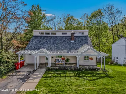 208 Beynon Dr, Clarks Green, PA 18411