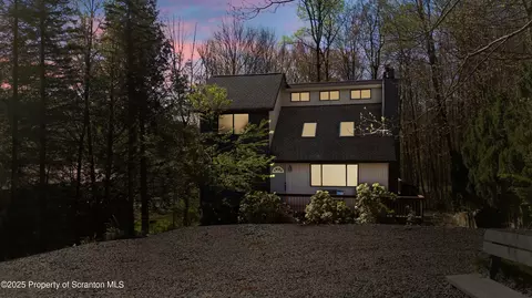 41 Crest View Rd, Lake Ariel, PA 18436