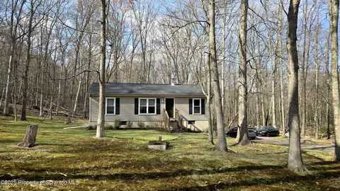237 Mohican Rd, Canadensis, PA 18325